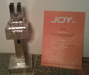 Pokal und Urkunde des JOY 2012 JOY 2012